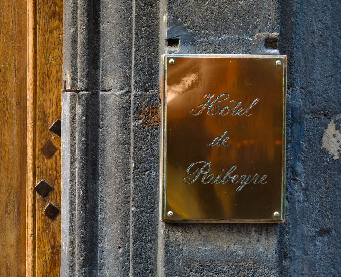 Plaque de l'Hôtel de Ribeyre, hôtel particulier de la rue du Port à Clermont-Ferrand