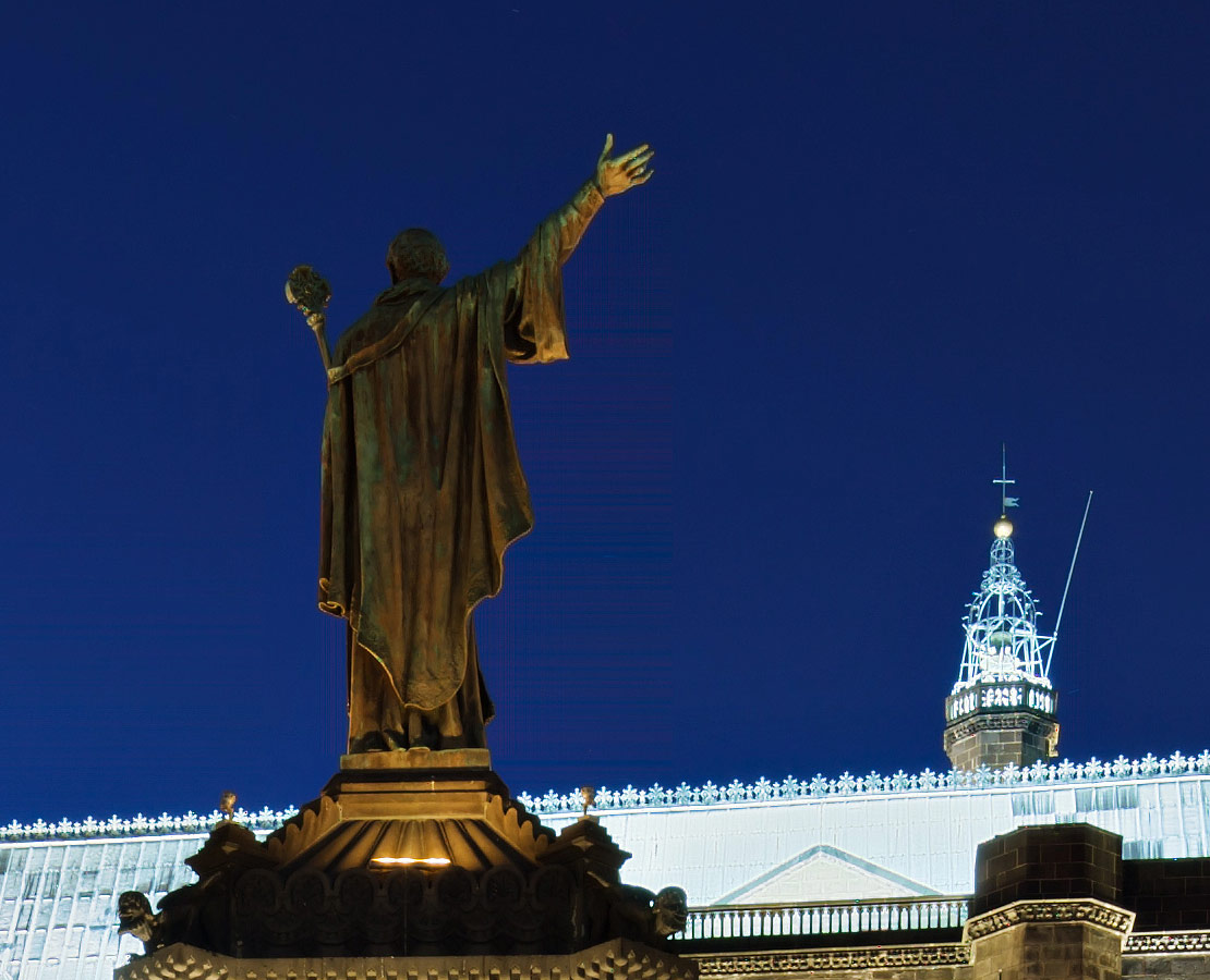 Détail de la statue d'Urbain II sur la place de la Victoire à Clermont-Ferrand