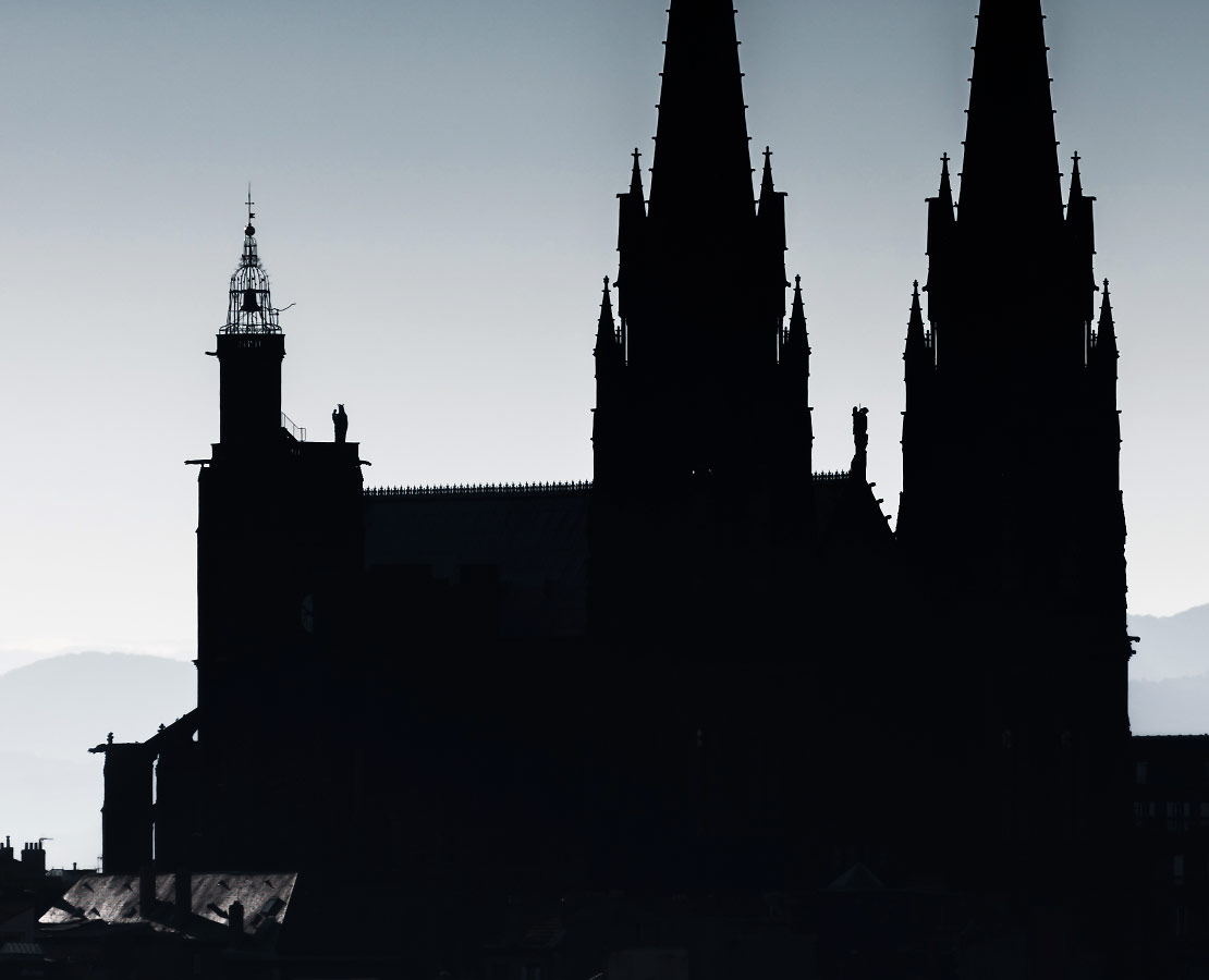 Détail sur la tour de la Bayette et les clochers de la cathédrale de Clermont-Ferrand