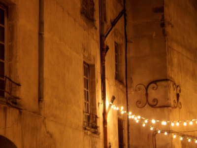 Mur aux guirlandes dans le vieux Clermont-Ferrand