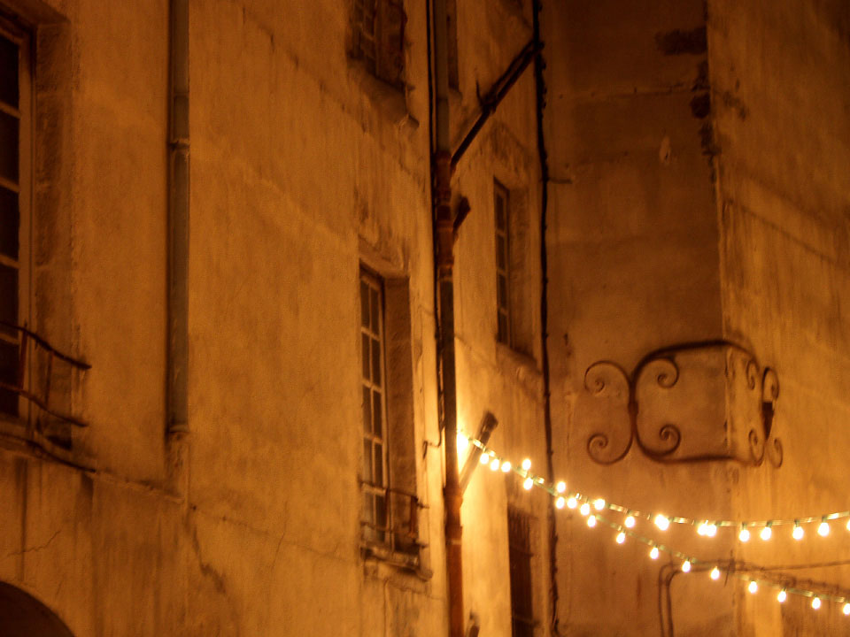 Mur aux guirlandes dans le vieux Clermont-Ferrand à Noël