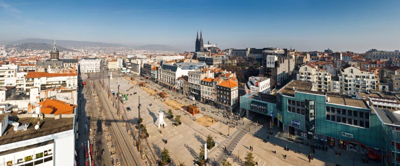 Vue panoramique de Clermont-Ferrand et de sa place de jaude au soleil