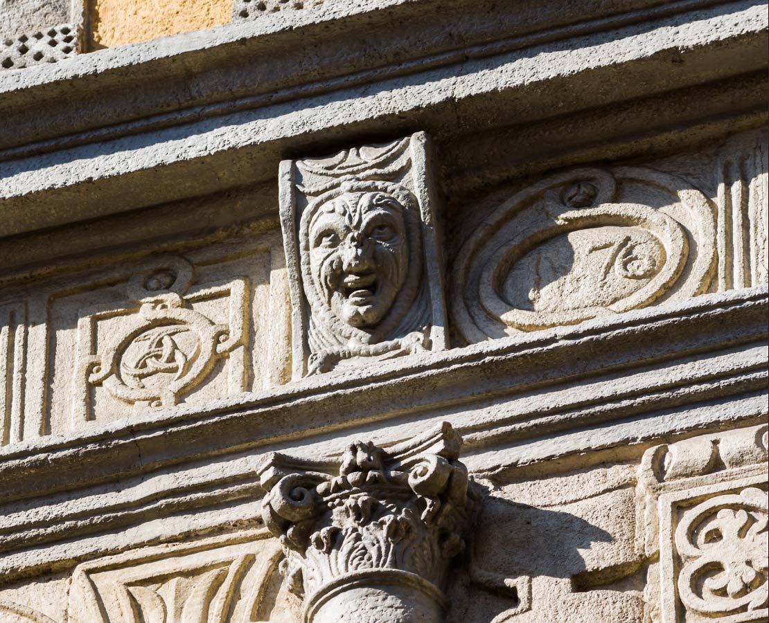 Detail de la façade de l'Hôtel des Chirugiens Ganirol, 51, rue Pannessac au Puy-en-Velay