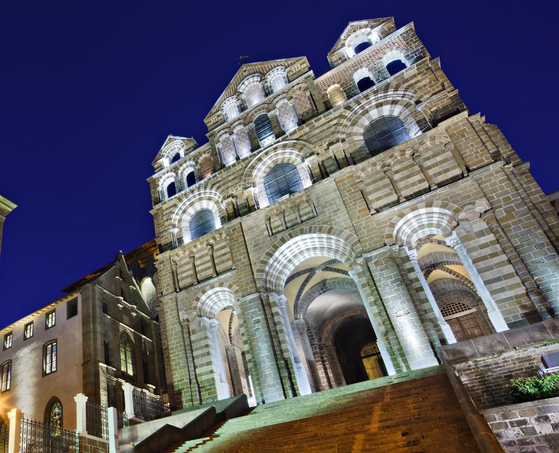 Façade de la cathédrale Notre-Dame du Puy-en-Velay de nuit