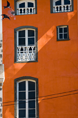 Façade orange aux hirondelles au Puy-en-Velay