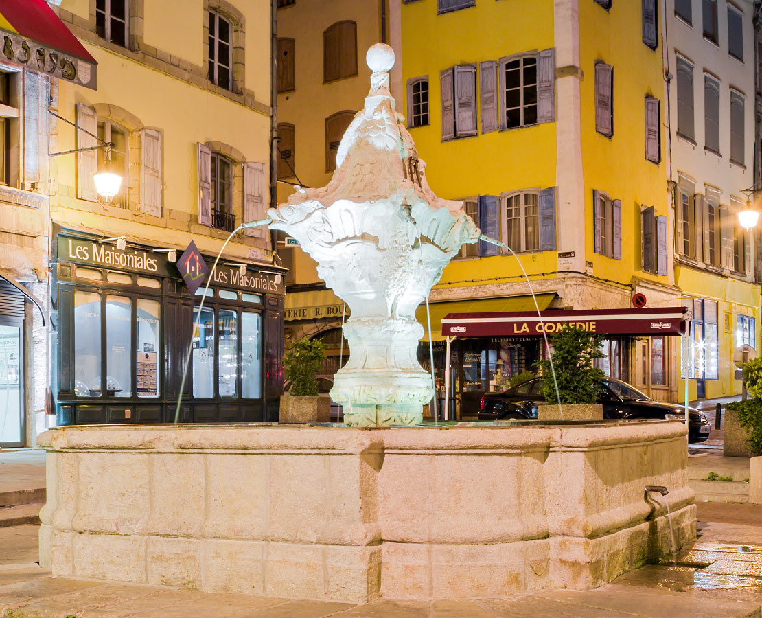 Fontaine de la Bedoyre, place du Plot au Puy-en-Velay au crépuscule