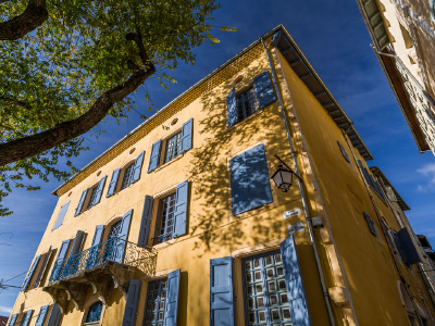 La maison jaune aux volets bleu du Puy-en-Velay