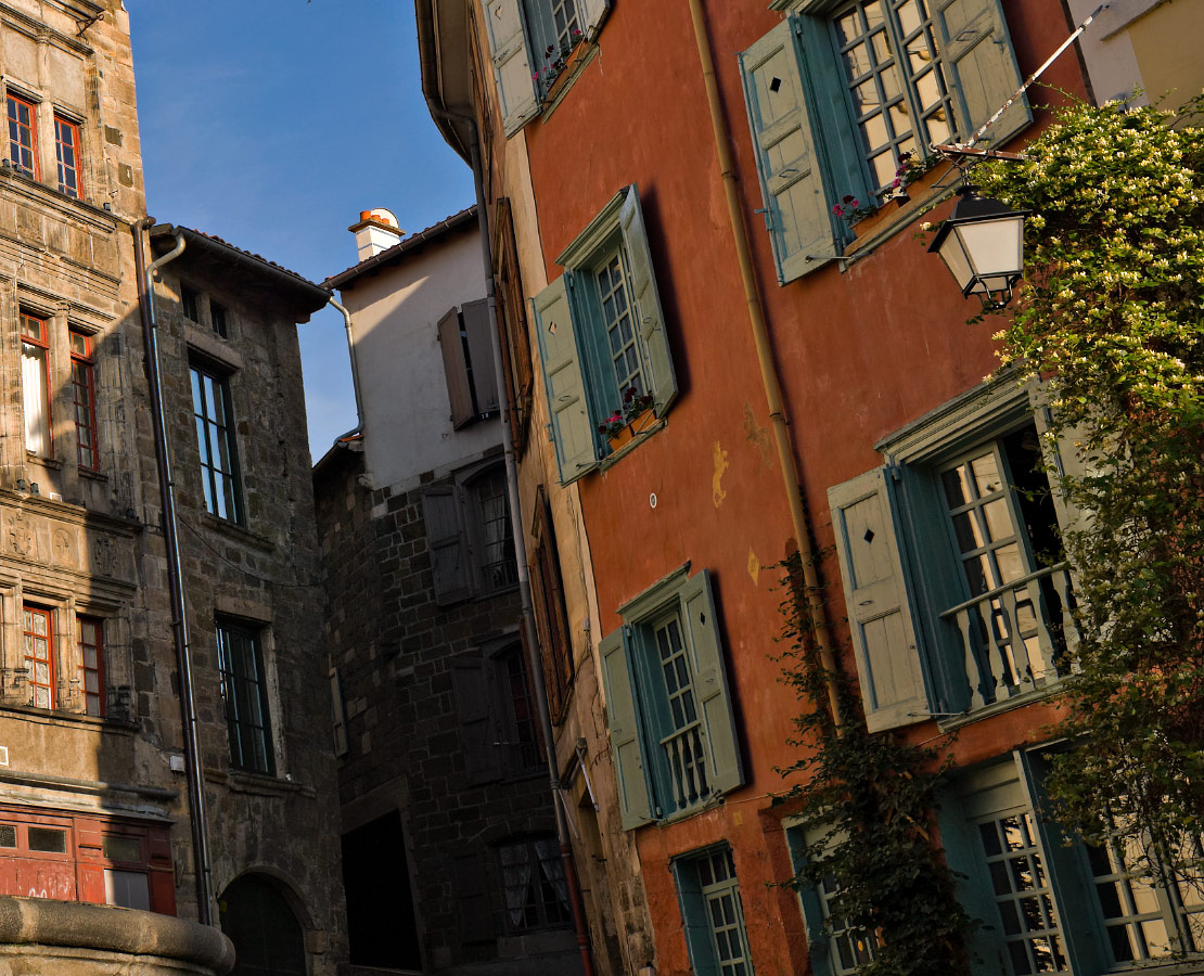 Quelques façades de maisons de la rue des Tables au Puy-en-Velay