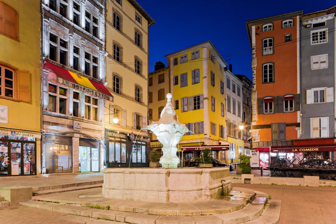 La place du Plot et sa fontaine au Puy-en-Velay 