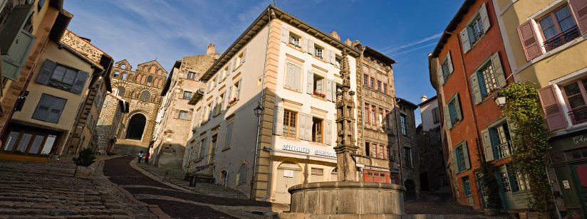 Rue des Tables et cathédrale du Puy-en-Velay