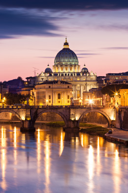 Basilique Saint-Pierre de Rome et la Tibre au crépuscule