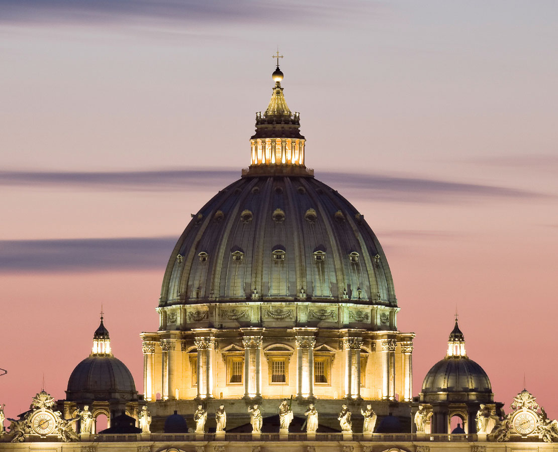 Dôme de la Basilique Saint-Pierre-de-Rome au crépuscule