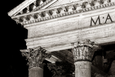 Fronton du Panthéon de Rome de nuit