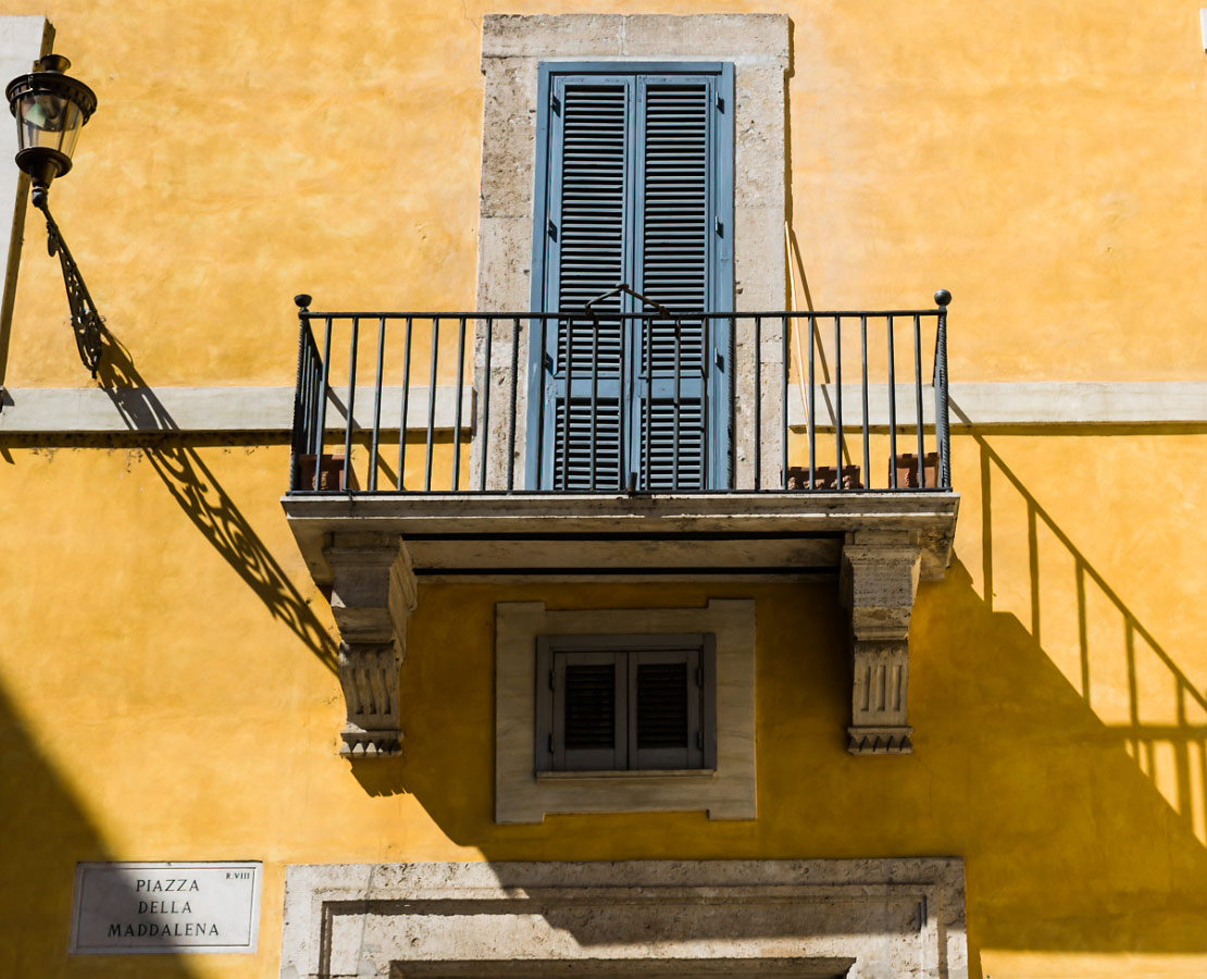 Balcon de la place de la Madeleine à Rome - Piazza della Maddalena, Roma