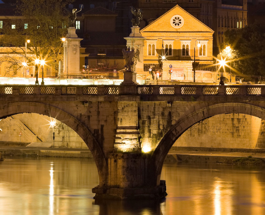 Détail du pont Saint-Ange sur le Tibre à Rome