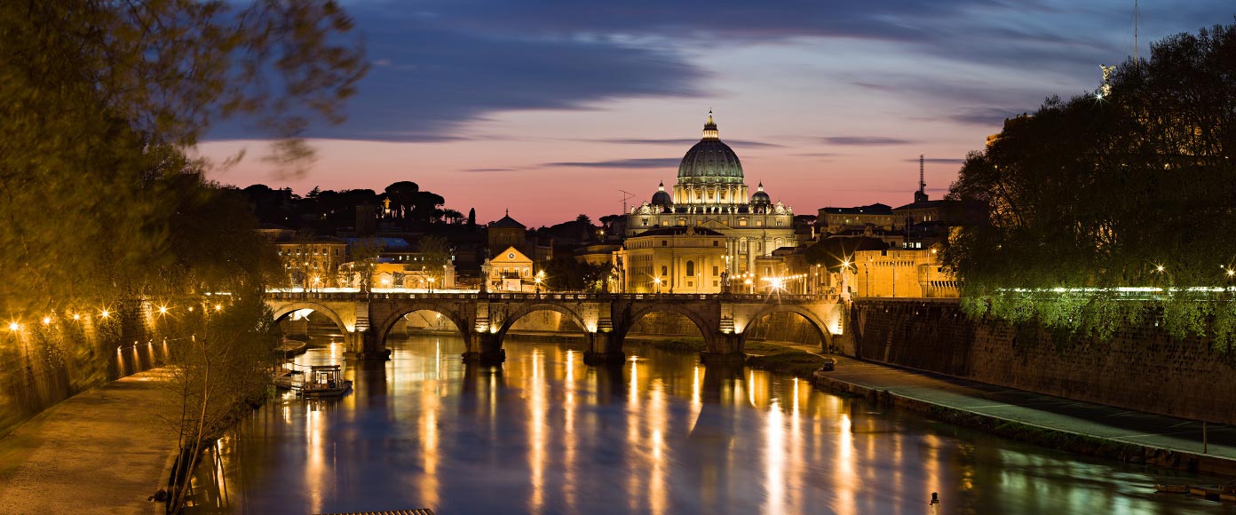 La basilique Saint-Pierre de Rome et le Tibre au crépuscule 