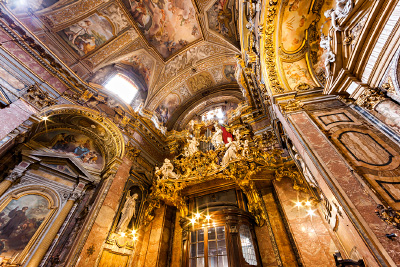 Buffet d'orgue et voûte de l'église Santa Maddalena à Rome