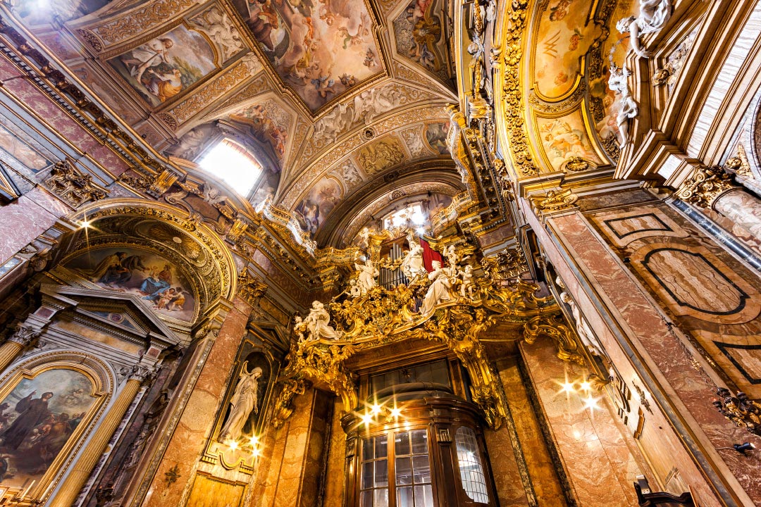 voûte et buffet d'orgue de l'église Santa Maria Maddalena de Rome - Photo de l'église Santa Maria Maddalena de Rome