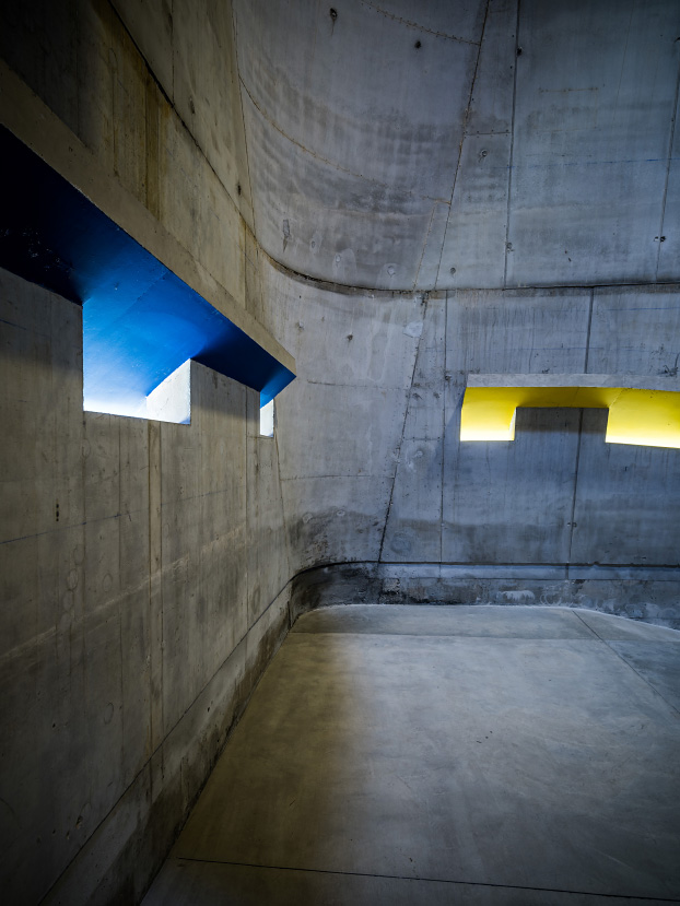 Fenêtres colorées de l'église Saint-Pierre par Le Corbusier à Firminy-Vert