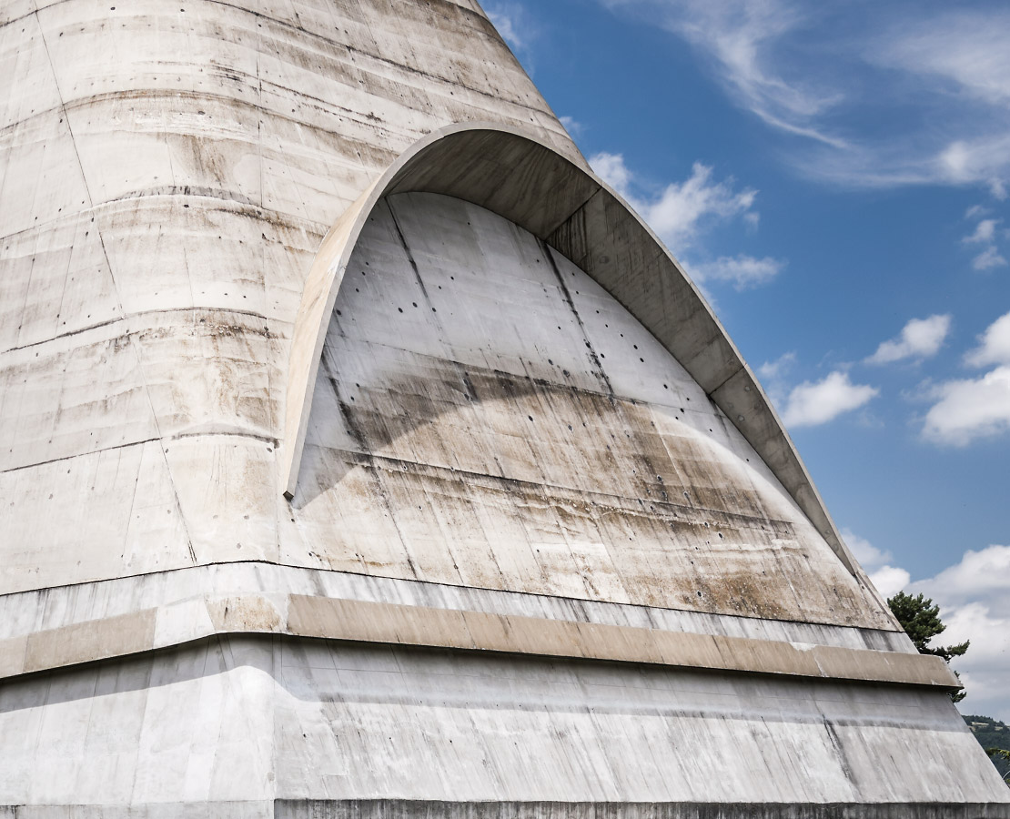 Détail de la façade est de l'église Saint-Pierre Le Corbusier à Firminy-Vert