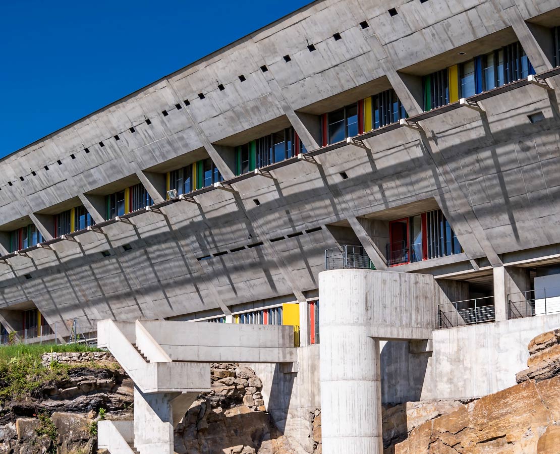 Détail du mur ouest de la maison de la Culture Le Corbusier à Firminy-Vert et son escalier pour descendre au stade