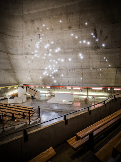 Nef de l'église Saint-Pierre Le Corbusier et sa constellation d'Orion à Firminy-Vert