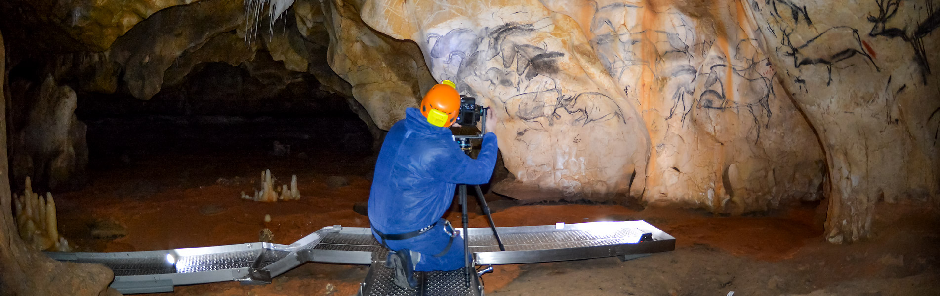 Arnaud Frich en prise de vue du panneau des chevaux de la grotte Chauvet