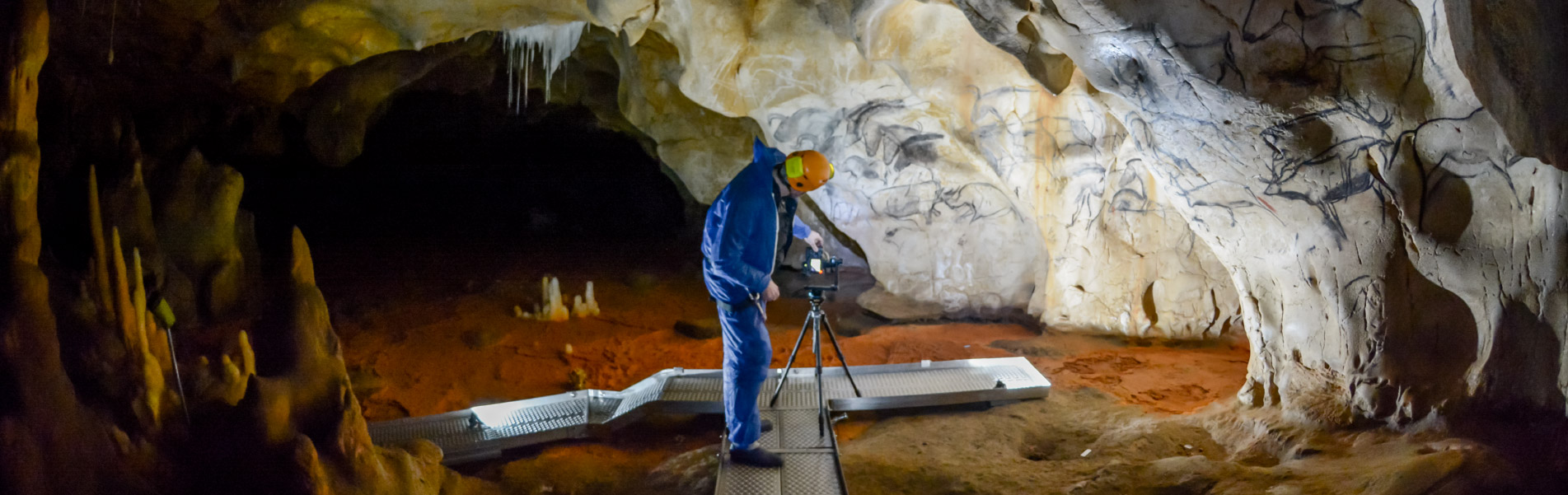 Arnaud Frich en prise de vue du panneau des chevaux de la grotte Chauvet